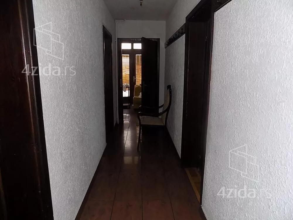 Poslovna zgrada | 4zida