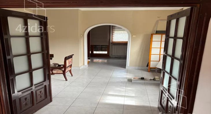 Poslovna zgrada | 4zida