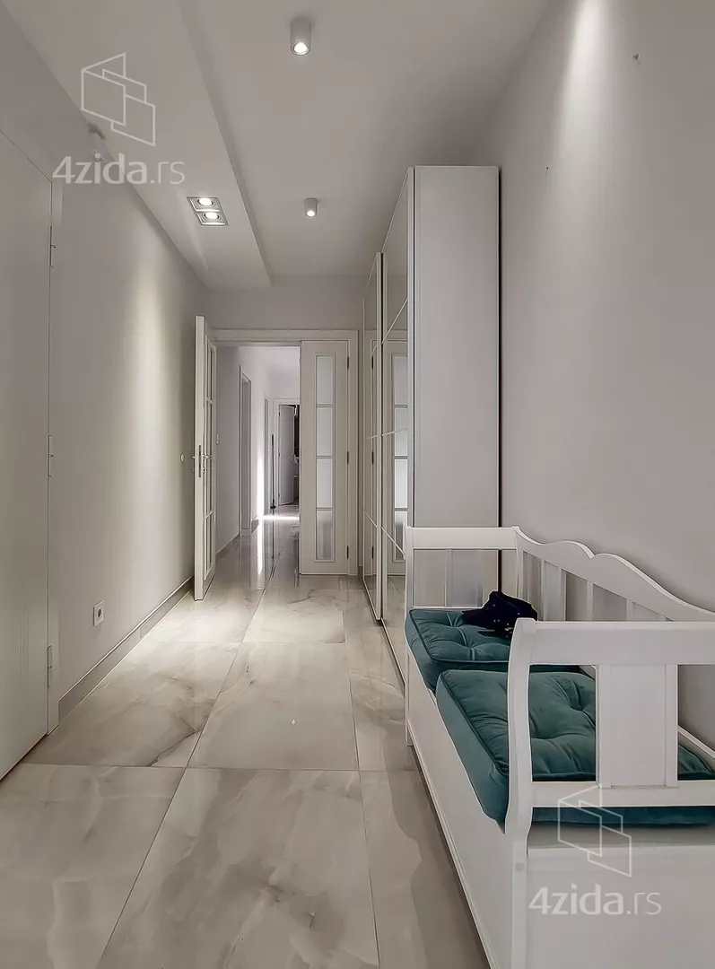 Šestosoban stan | 4zida