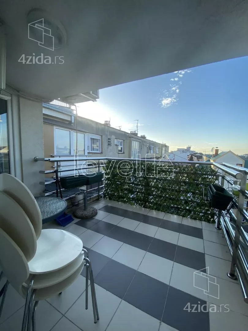 Šestosoban stan | 4zida