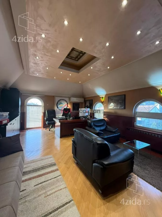 Poslovna zgrada | 4zida