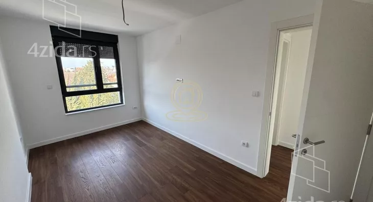 Šestosoban stan | 4zida