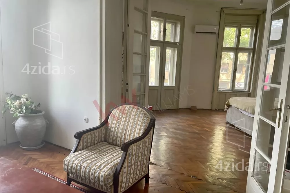 Šestoiposoban stan | 4zida