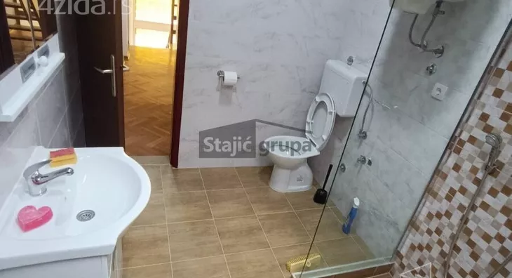 Četvoroiposoban stan | 4zida