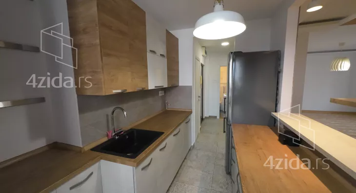 Četvoroiposoban stan | 4zida