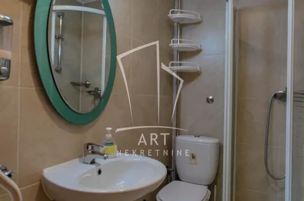 Šestoiposoban stan | 4zida