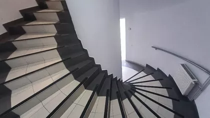 ENDI VORHOLA | 4zida.rs