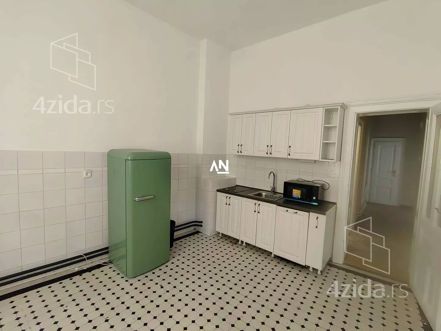 Šestoiposoban stan | 4zida