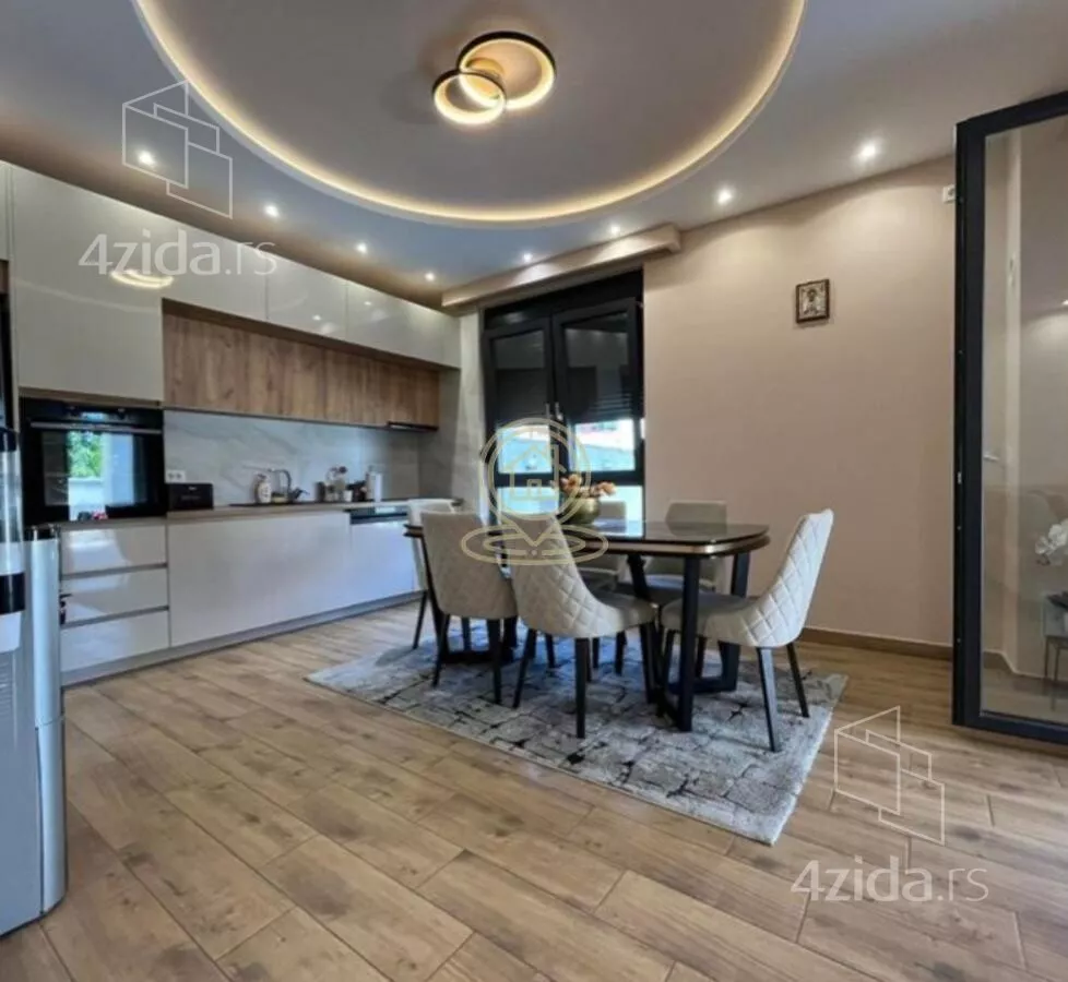 Poslovna zgrada | 4zida