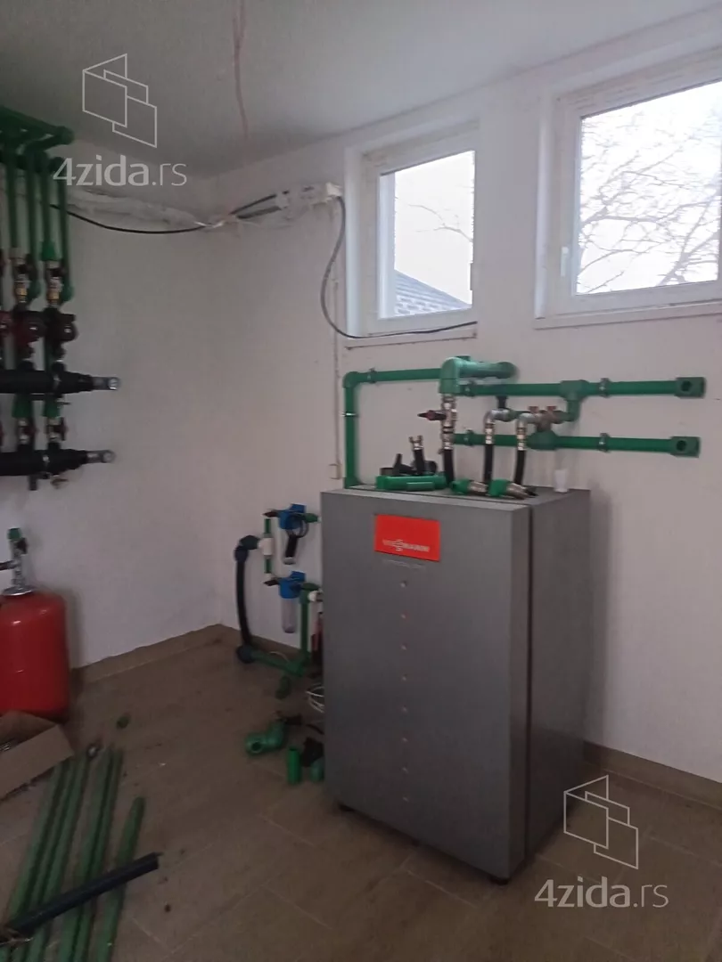 Poslovna zgrada | 4zida