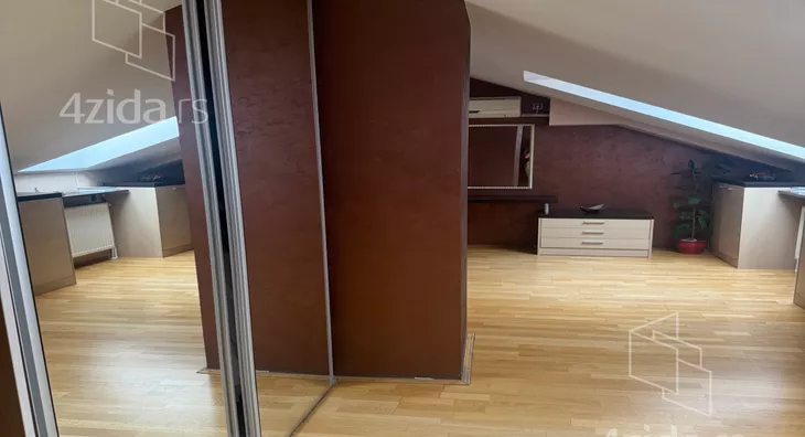 Četvoroiposoban stan | 4zida