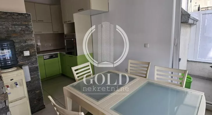 Šestosoban stan | 4zida