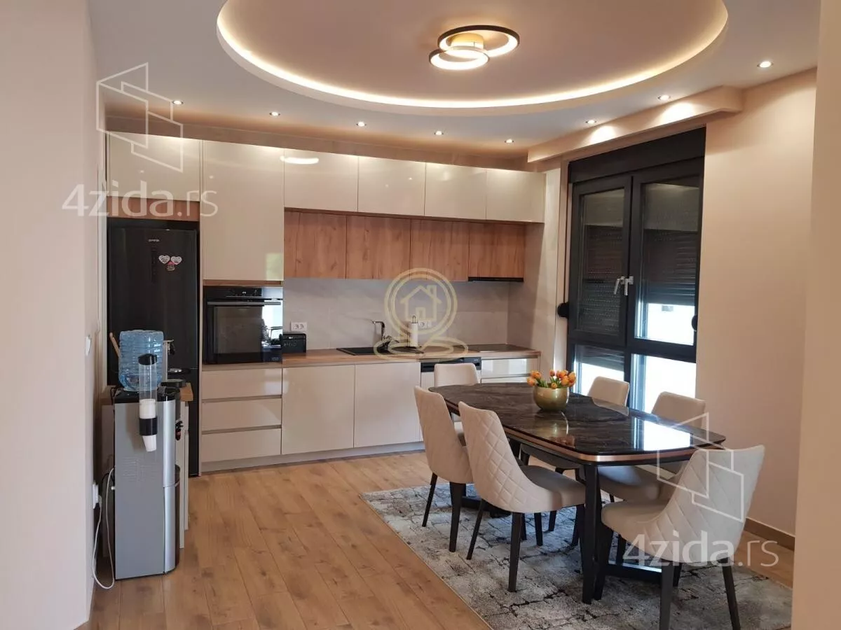 Poslovna zgrada | 4zida