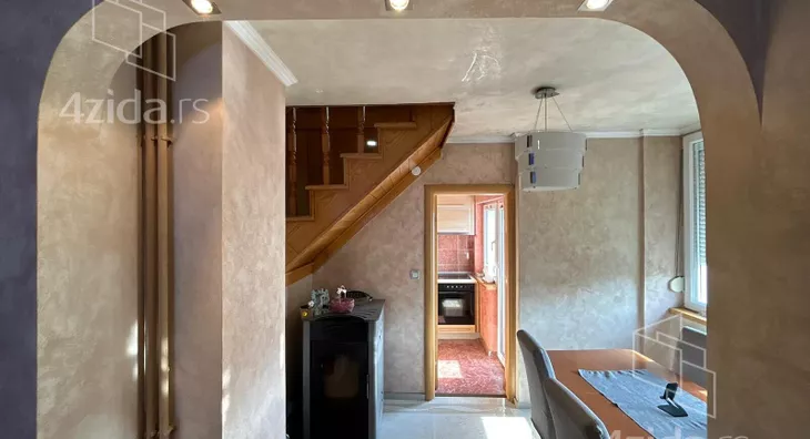 Četvoroiposoban stan | 4zida