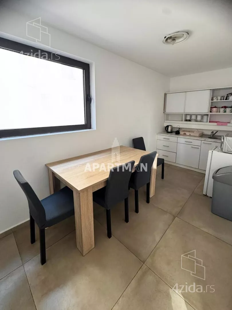 Poslovna zgrada | 4zida