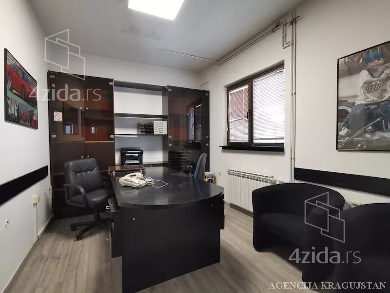 Poslovna zgrada | 4zida