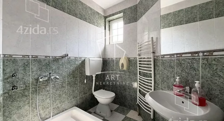 Poslovna zgrada | 4zida