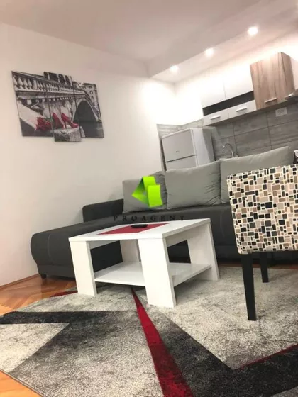 Crveni Pevac | 4zida.rs