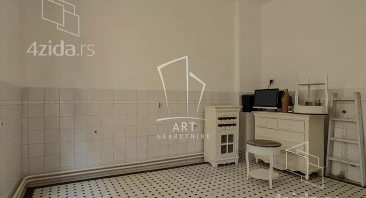 Šestoiposoban stan | 4zida