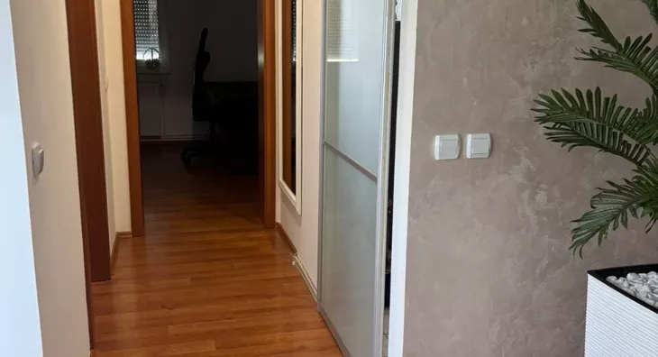 Šestosoban stan | 4zida