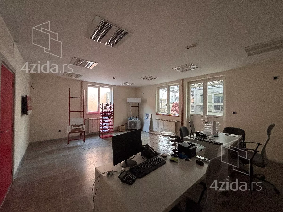 Poslovna zgrada | 4zida