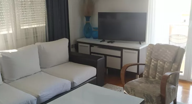 Šestoiposoban stan | 4zida