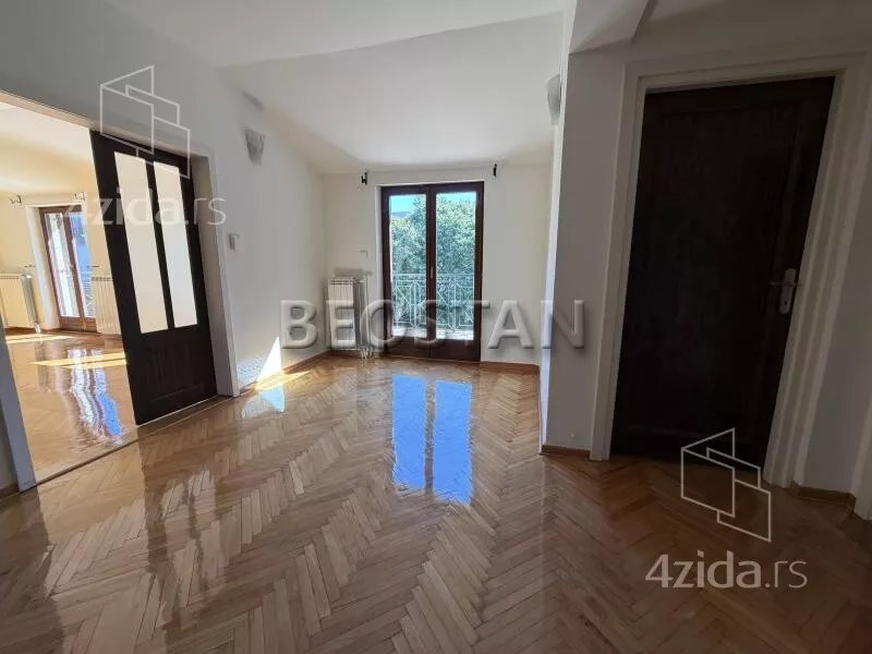Šestoiposoban stan | 4zida