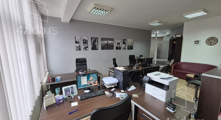 Poslovna zgrada | 4zida