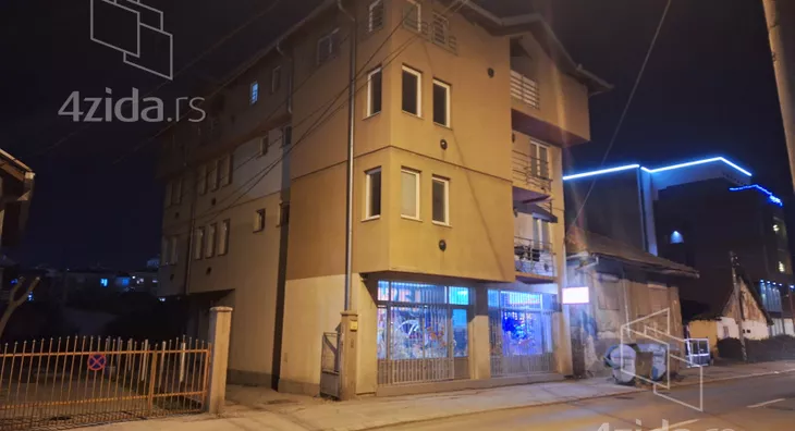 Poslovna zgrada | 4zida