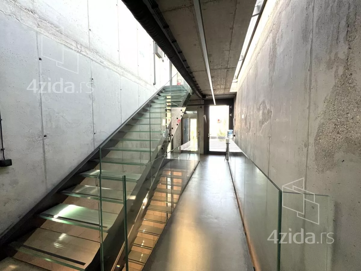 Poslovna zgrada | 4zida