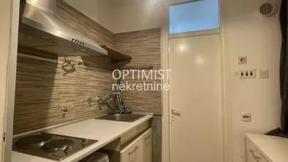 Jovana Stojisavljevića | 4zida.rs