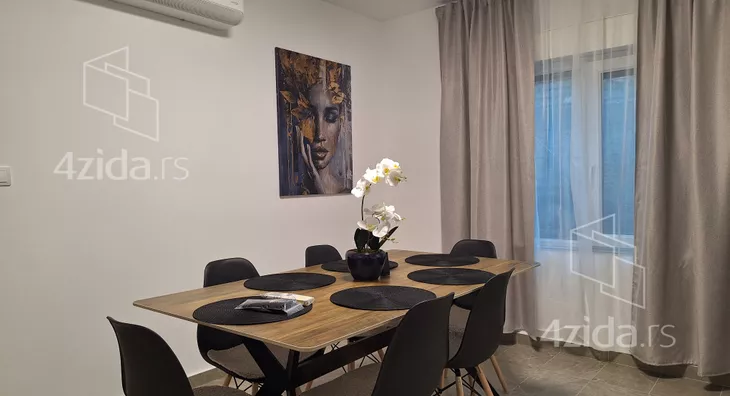 Poslovna zgrada | 4zida