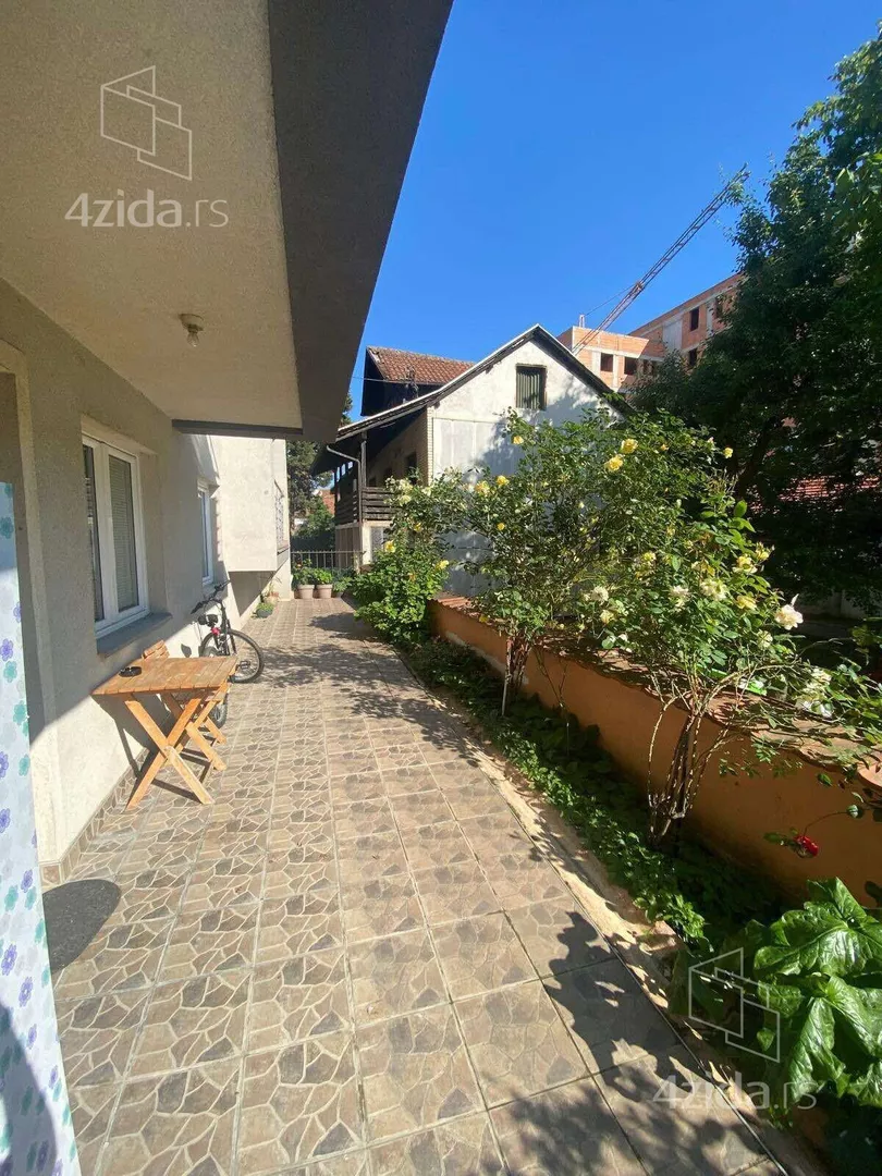 Četvoroiposoban stan | 4zida