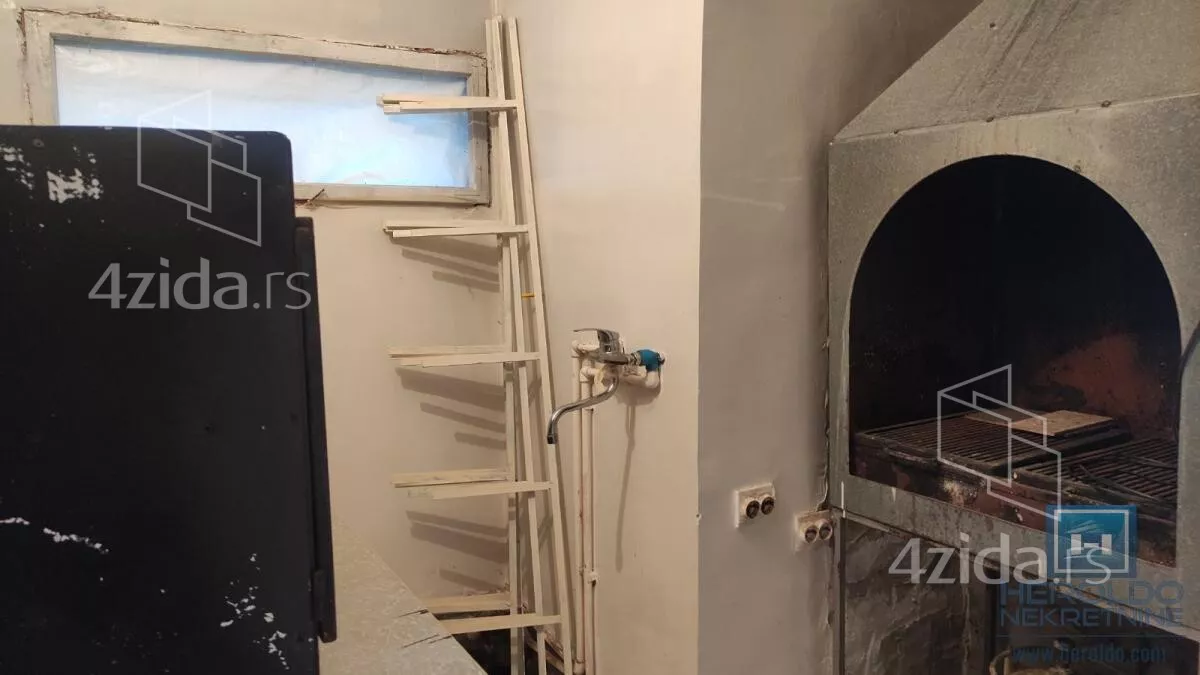 Poslovna zgrada | 4zida