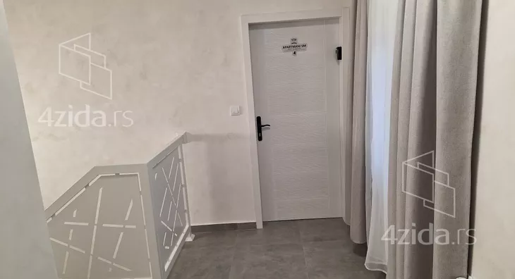 Poslovna zgrada | 4zida