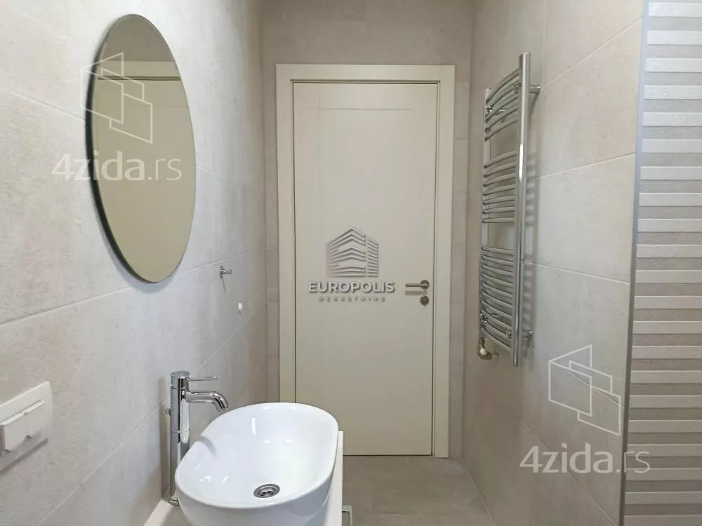 Šestoiposoban stan | 4zida