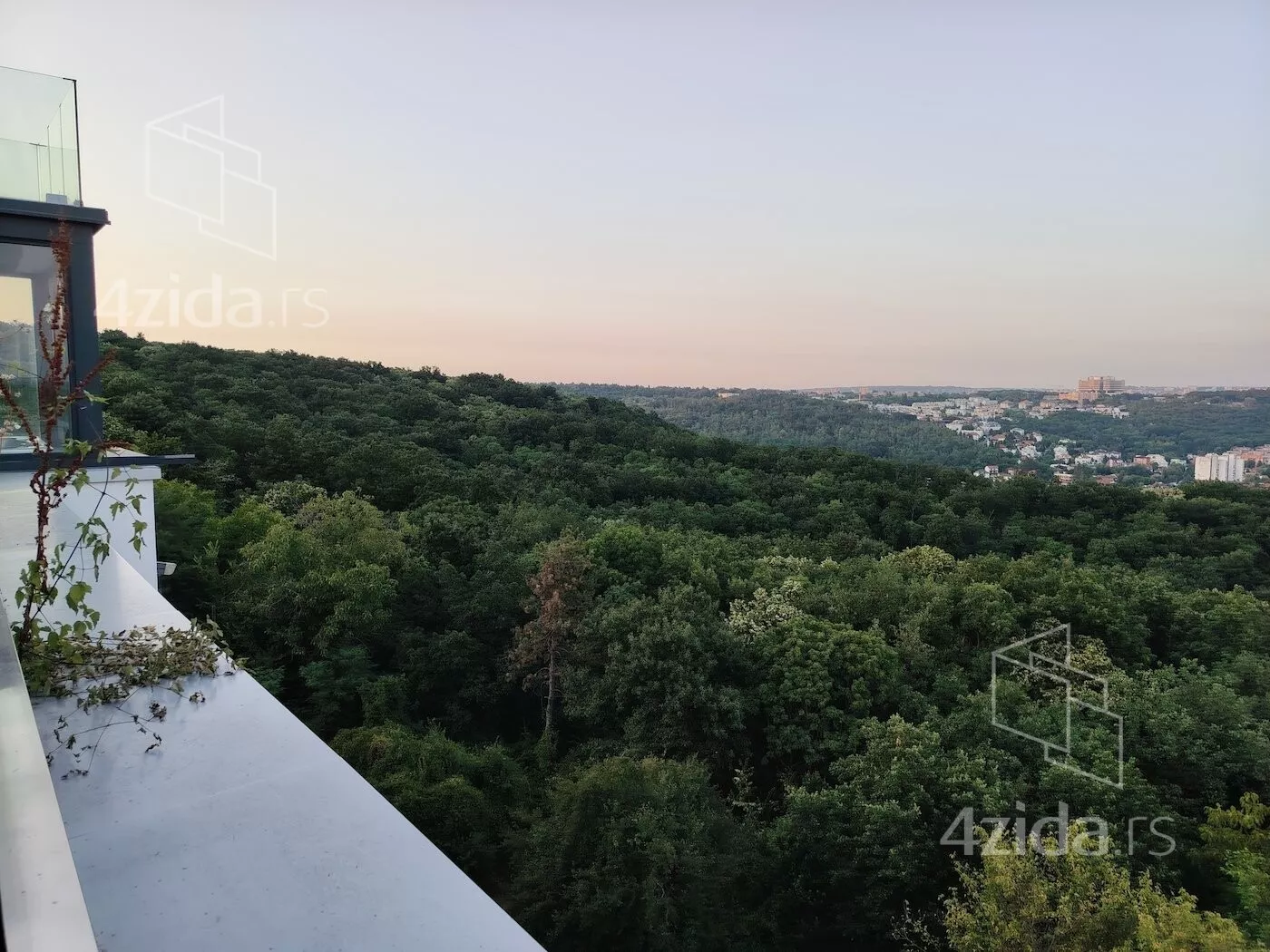 Četvoroiposoban stan | 4zida