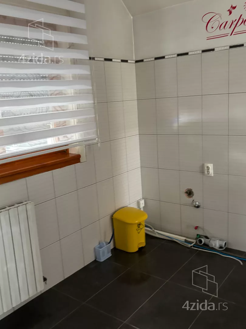 Poslovna zgrada | 4zida