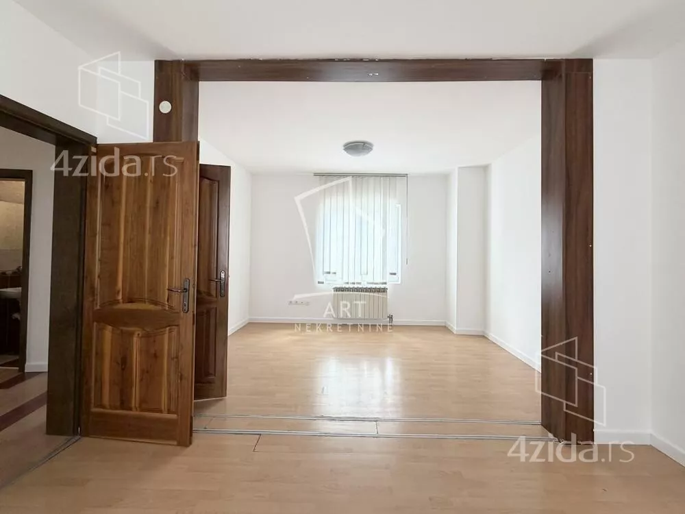 Poslovna zgrada | 4zida