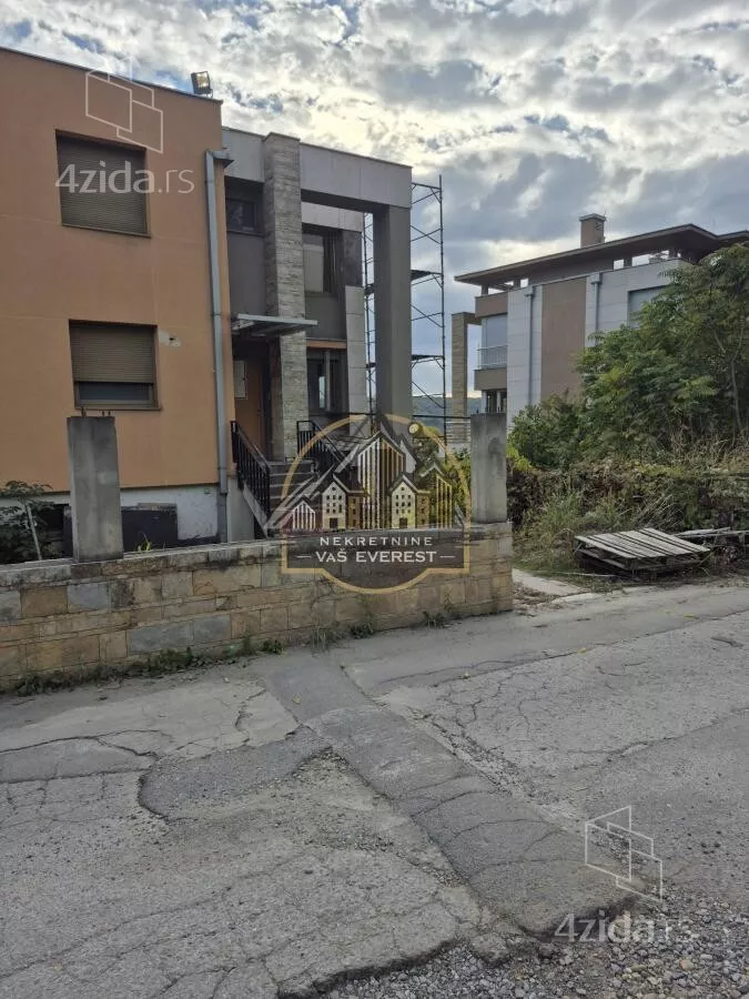 Poslovna zgrada | 4zida