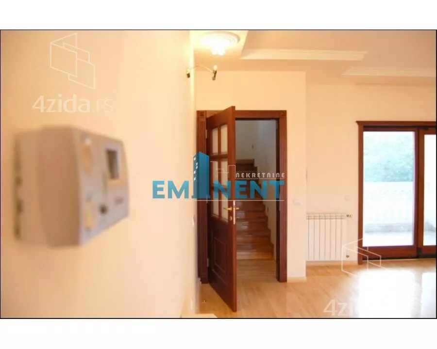 Sedmosoban stan | 4zida