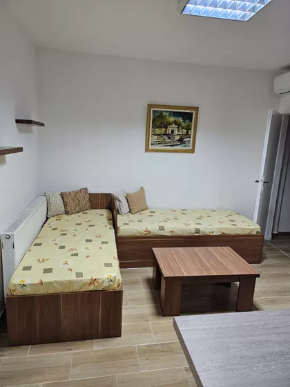 Crveni Pevac | 4zida.rs