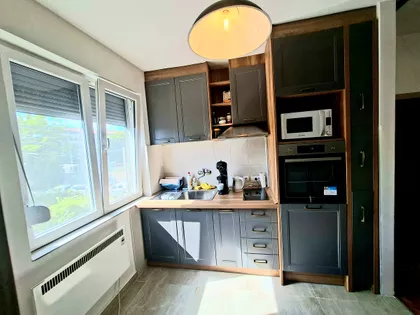 KRALJA OSTOJE | 4zida.rs