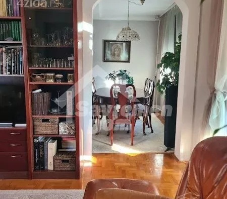 Šestoiposoban stan | 4zida