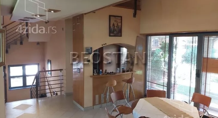 Šestoiposoban stan | 4zida