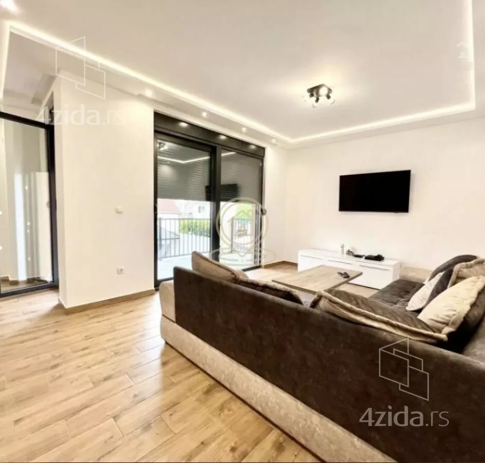 Poslovna zgrada | 4zida