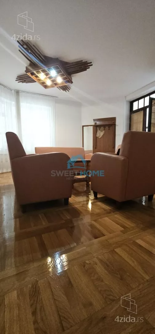 Poslovna zgrada | 4zida