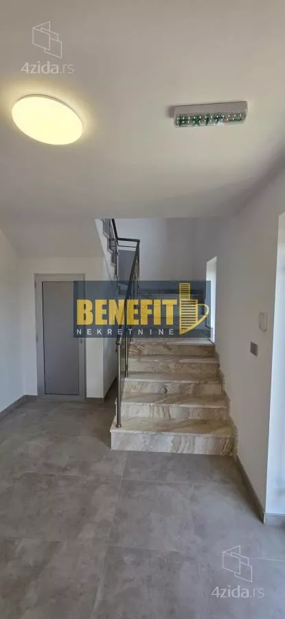 Poslovna zgrada | 4zida