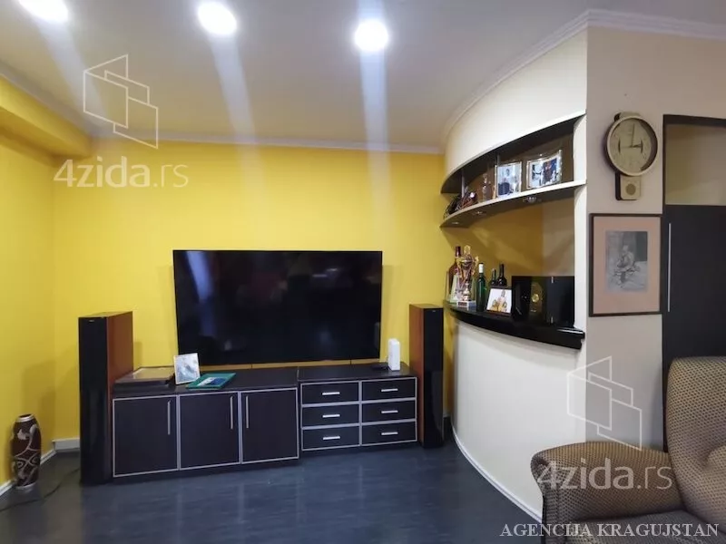 Poslovna zgrada | 4zida