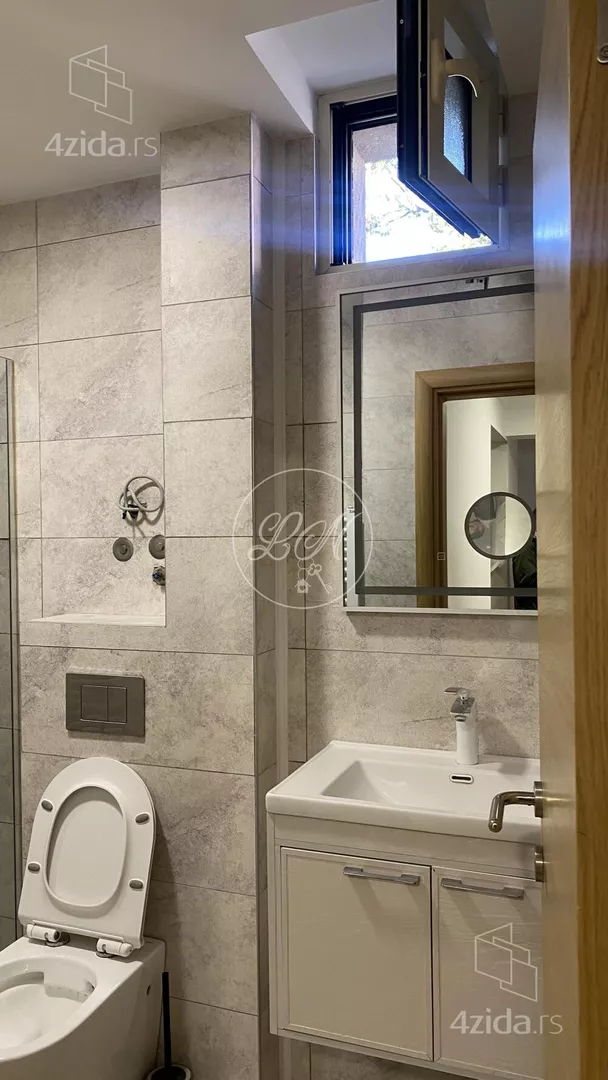 Šestoiposoban stan | 4zida